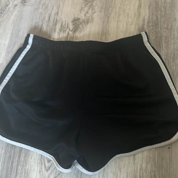 Cute kids shorts with a flower on it - Picture 2 of 2